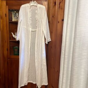 Vintage White Eyelet Dressing Gown/ Robe/ Maxi length/Size M
